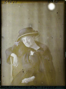 Image représentant https://musee-albert-kahn.s-museum.fr/home/NWQ2OTAwYzNmYjZlZTk1ZWQwODJmMjY4L2dlbmVyaWMtbm90aWNlLXRhYi9hdXRob3JpdHkvNjE3YTc5ZjVjZjhiODk2OGIzMzM3ZDIx/5d6900c3fb6ee95ed082f268/generic-notice-tab/authority/617a79ebcf8b8968b3336cba Madame de Féconaune (ou  https://musee-albert-kahn.s-museum.fr/home/NWQ2OTAwYzNmYjZlZTk1ZWQwODJmMjY4L2dlbmVyaWMtbm90aWNlLXRhYi9hdXRob3JpdHkvNjE3YTc5ZjVjZjhiODk2OGIzMzM3ZDIx/5d6900c3fb6ee95ed082f268/generic-notice-tab/authority/617a79ebcf8b8968b3337722 Madame de Saint-Sernin)