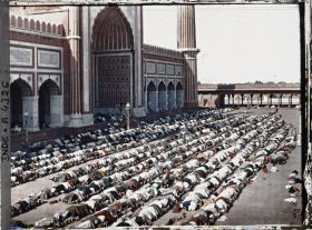 Image représentant La prière du vendredi dans la cour de la Grande Mosquée (Jama Masjid)