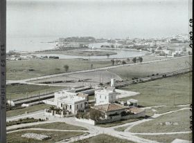 Image représentant Vue générale du double port punique prise depuis la colline de Saint-Louis qui domine Carthage, avec une station du TGM au premier plan