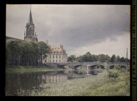 Image représentant France, Baccarat, Paysage vers l'Eglise, Nouvel Hôtel de Ville et la Meurthe