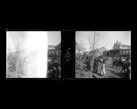 Image représentant Des passants et des pousse sur Dingzijie ("rue en Forme de T"), appelée aussi Bamiancao (lieu-dit "l'Auge à Huit Faces")