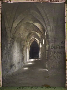Image représentant La galerie d'un ancien cloître transformé en écurie?
