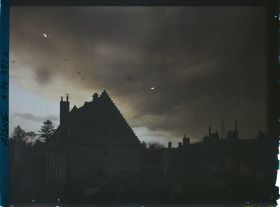 Image représentant Les toits de la ville en ruines et effets de ciel