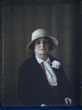 Image représentant https://musee-albert-kahn.s-museum.fr/home/NWQ2OTAwYzNmYjZlZTk1ZWQwODJmMjY4L2dlbmVyaWMtbm90aWNlLXRhYi9hdXRob3JpdHkvNjE3YTc5ZjVjZjhiODk2OGIzMzM3ZDIx/5d6900c3fb6ee95ed082f268/generic-notice-tab/authority/617a79ebcf8b8968b3336df1 Madame Guernier