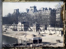 Image représentant L'Hôtel de Ville vu du quai de l'Hôtel-de-Ville