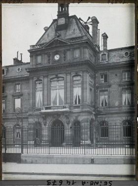 Image représentant Sirène sur le toit de la mairie du XVIe arrondissement, 71 avenue Henri-Martin