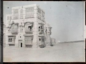 Image représentant Maison traditionnelle. A droite, les murs de la ville