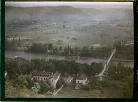 Image représentant France, Luzech, Le pont suspendu et la terrasse moyenne du Lot vers l'amont et vers le n. e.