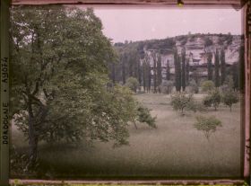 Image représentant France, La gorge d'Enfer prise de la rive droite de la Vézère