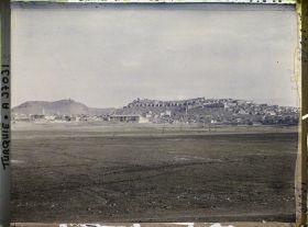 Image représentant Vers la ville sumontée de sa citadelle (depuis le sud)