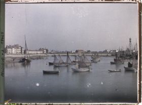 Image représentant Belgique, Ostende, Un Coin du Port, les petites barques de pêche avec leurs filets