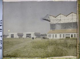 Image représentant Vue des trois hangars métalliques