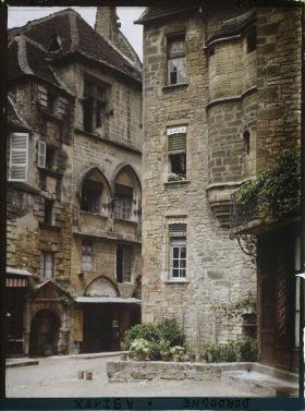 Image représentant France, Sarlat, Place des Oies (au fond, l'Hotel Plamon)