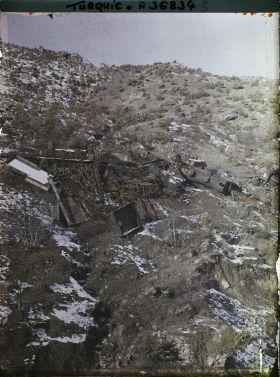Image représentant Turquie, Entre Karakeui et Biledjik, Locomotive détruite par les Grecs Wagons et locomotive précipités dans le Kara-Sou