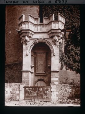 Image représentant L'entrée de l'une des tours de l'enceinte du château