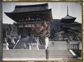 Image représentant L'entrée principale par la Sanmon ou Niomon (Porte des Rois Deva) du temple Kiyomizu-dera (ou Seisuiji)