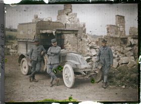 Image représentant Camion de la SPCA avec trois soldats français autour, devant des ruines