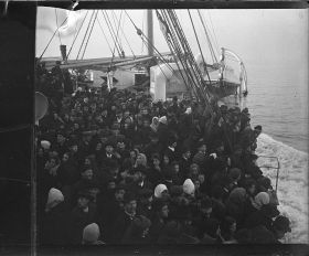 Image représentant La foule des émigrants sur l'entrepont dans l'attente du débarquement à New-York