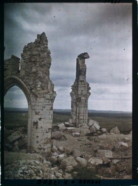 Image représentant France, Montfaucon, Les Hauts de Meuse et les ruines de l'Eglise de Montfaucon