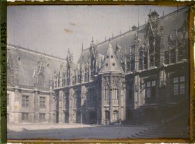 Image représentant Le palais de justice vu de la cour