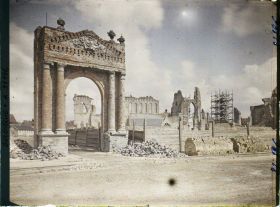 Image représentant Belgique, Ypres, Entrée de l'Evêché et ruines de la Cathédrale St Martin