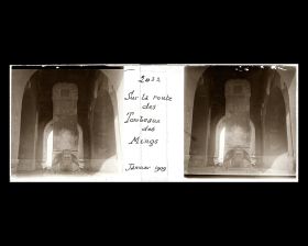 Image représentant Ming Shisanling ("Treize Tombeaux des Ming"). Shengong shengdebei ("stèle du Mérite Transcendant et de la Vertu Sainte"), au centre du Beiting ("pavillon de la Stèle")