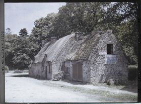 Image représentant Une ferme à toit de chaume