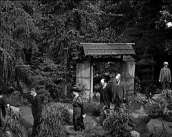 Image représentant Visiteurs persans dans les jardins de la propriété d'Albert Kahn