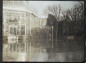 Image représentant Le jardin français inondé face à la serre, vu depuis le sud-ouest