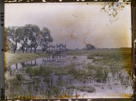 Image représentant À l'extérieur de l'enceinte du Jingmingyuan (" jardin de la Clarté Sereine ")