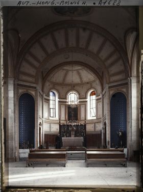 Image représentant Eglise catholique avec prêtre