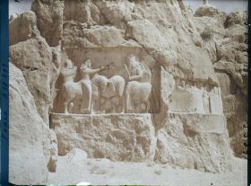 Image représentant Bas-relief sassanide représentant l'investiture d'Ardashir 1er par le dieu Ahura Mazda