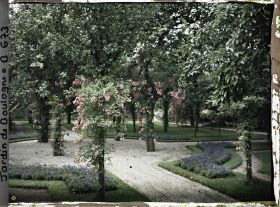 Image représentant Rond-point sur l'allée traversant la partie ouest du verger-roseraie en direction du jardin japonais