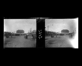 Image représentant Donganmen dajie ("avenue de la Porte de la Paix de l'Est") avec à l'arrière-plan, Donghuamen ("porte Fleurie de l'Est"), la porte orientale de Zijincheng ("cité Pourpre Interdite")