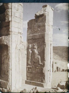 Image représentant Le Tripylon, bas-relief représentant Darius sur son trône devant Xerxès en prince couronné, sous le symbole ailé d'Ahura Mazda et soutenus par les 28 nations vassales