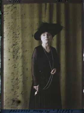 Image représentant https://musee-albert-kahn.s-museum.fr/home/NWQ2OTAwYzNmYjZlZTk1ZWQwODJmMjY4L2dlbmVyaWMtbm90aWNlLXRhYi9hdXRob3JpdHkvNjE3YTc5ZjVjZjhiODk2OGIzMzM3ZDIx/5d6900c3fb6ee95ed082f268/generic-notice-tab/authority/617a79ebcf8b8968b3336bb0 Madame Delattre