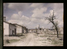 Image représentant France, Les Eparges, Vue vers les ruines de l'Eglise
