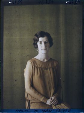 Image représentant Mademoiselle  https://musee-albert-kahn.s-museum.fr/home/NWQ2OTAwYzNmYjZlZTk1ZWQwODJmMjY4L2dlbmVyaWMtbm90aWNlLXRhYi9hdXRob3JpdHkvNjE3YTc5ZjVjZjhiODk2OGIzMzM3ZDIx/5d6900c3fb6ee95ed082f268/generic-notice-tab/authority/617a79ebcf8b8968b3336658 Marie-Yvonne von Schoën