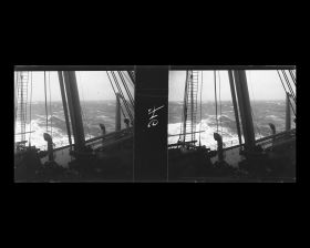 Image représentant la mer démontée vue depuis le pont supérieur du navire