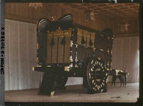 Image représentant Funérailles de l'Empereur Taisho-Tenno (Yoshihito), Shinjuku Gyoen (Parc Impérial de Shinjuku) : exposition du char funèbre