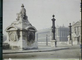 Image représentant Publicité pour l'emprunt national de 1920 sur la façade de l'hôtel Crillon, place de la Concorde