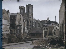 Image représentant France, Reims, Cathédrale (Sud Est) et maison en bois