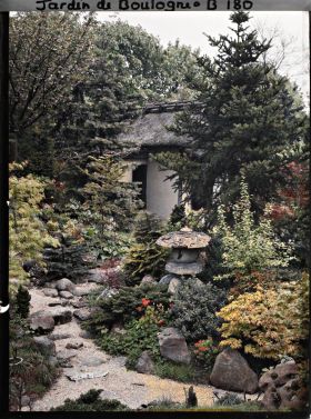 Image représentant Pas japonais menant à l'ouest de la maison de thé cachée par la verdure du " village japonais "