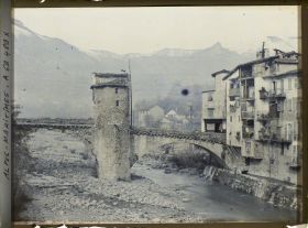 Image représentant Le pont vieux à péage, pont fortifié enjambant la Bévéra