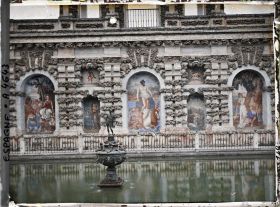 Image représentant Dans les jardins de l'Alcazar, la galerie del Grotesco ("des Grotesques") et la fontaine de Mercure au centre du bassin
