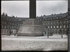Image représentant La colonne Vendôme protégée contre les bombardements place Vendôme