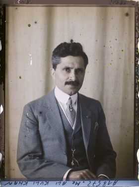 Image représentant https://musee-albert-kahn.s-museum.fr/home/NWQ2OTAwYzNmYjZlZTk1ZWQwODJmMjY4L2dlbmVyaWMtbm90aWNlLXRhYi9hdXRob3JpdHkvNjE3YTc5ZjVjZjhiODk2OGIzMzM3ZDIx/5d6900c3fb6ee95ed082f268/generic-notice-tab/authority/617a79ebcf8b8968b333671b Ali Kuli Khan