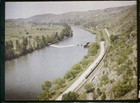 Image représentant France, Luzech, Le rapide du Lot à l'aval et l'écluse : coteaux moins boisés que ceux de Dordogne déboisés