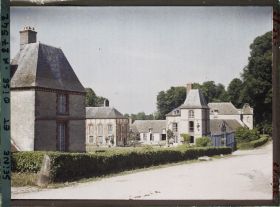 Image représentant France, Les Mesnuls, Le Château, vue prise de la route de Rambouillet en allant sur les Mesnuls