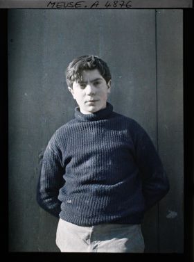 Image représentant Le jeune Robert Baudier, devant la boulangerie familiale